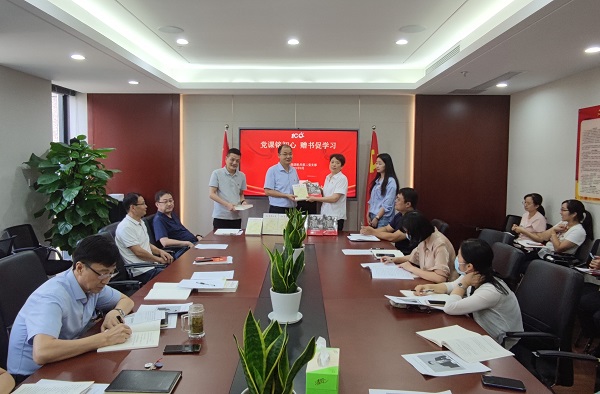 黨課銘初心，贈(zèng)書促學(xué)習(xí)——徽鹽地產(chǎn)集團(tuán)機(jī)關(guān)第二黨支部推動(dòng)黨史學(xué)習(xí)教育再升溫